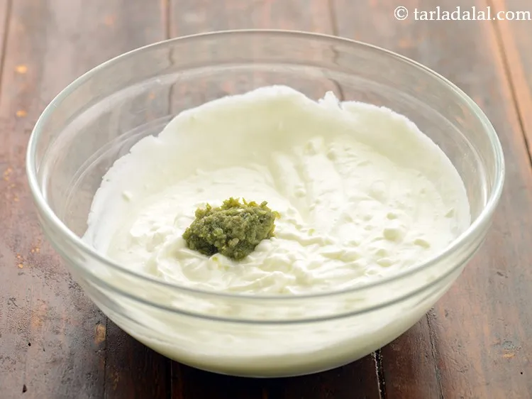 स्टेप 3 – हरी मिर्च की पेस्ट डालें। यह <strong>रायते</strong> को अच्छा स्वाद …