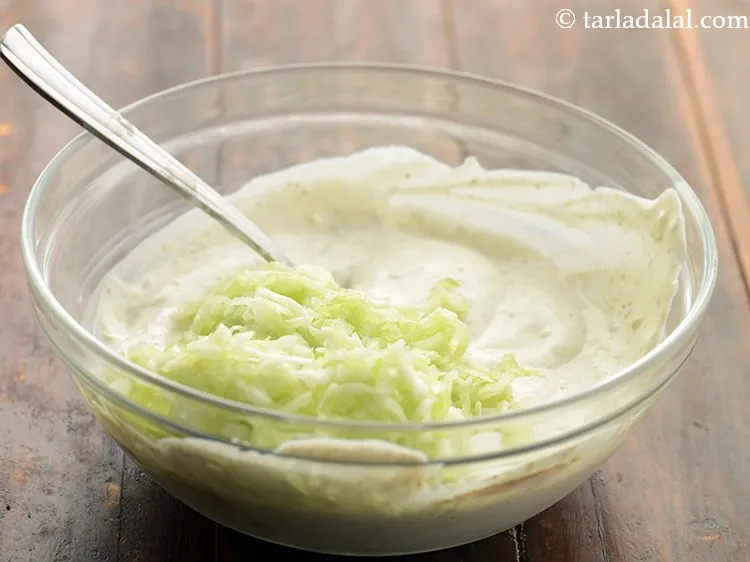 स्टेप 8 – कसी हुई ककड़ी डालें।