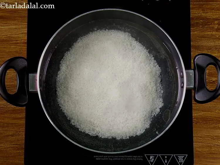 Step 7 – <span style="font-family: Arial; font-size: 16px; background-color: rgb(255, 255, 255);">Add the rice to the boiling water.</span>
