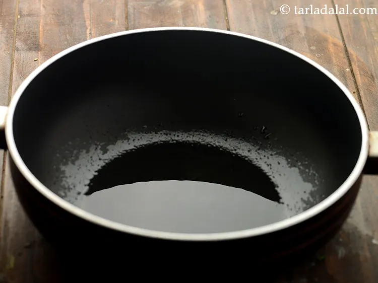 स्टेप 7 – <strong>दही रवा उपमा</strong> बनाने के लिए, एक गहरे नॉन-स्टिक पैन …