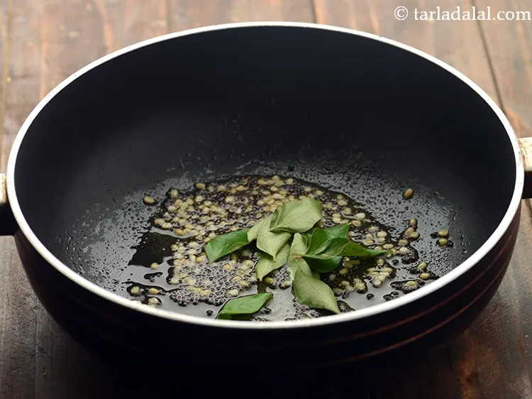 स्टेप 11 – स्वाद बढ़ाने के लिए कुछ कडी पत्ते डालें।