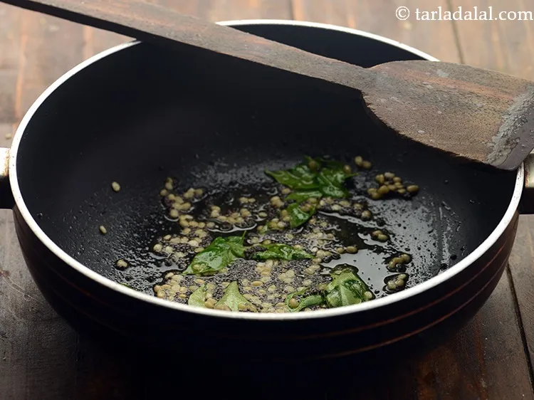 स्टेप 12 – मध्यम आंच पर ३० सेकंड के लिए भूनें। उड़द की …