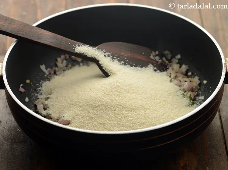 स्टेप 15 – रवा डालें। इसे सूजी भी कहते हैं।