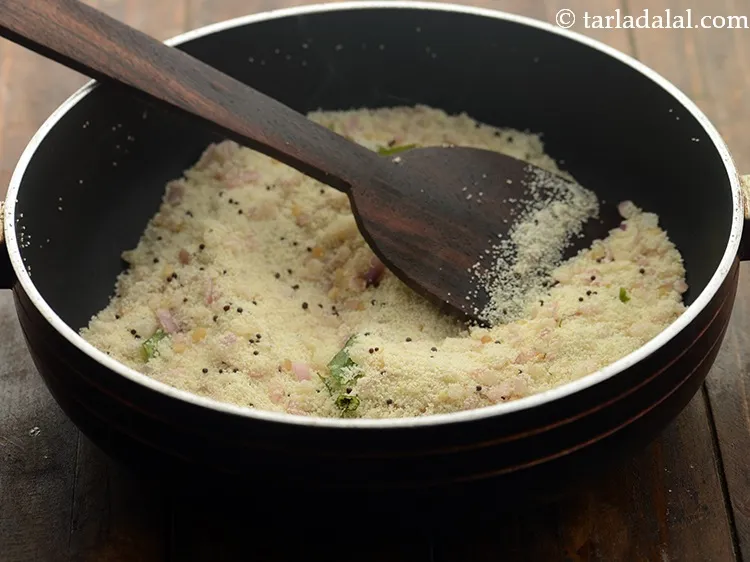 स्टेप 16 – मध्यम आंच पर ३ से ४ मिनट के लिए भून …