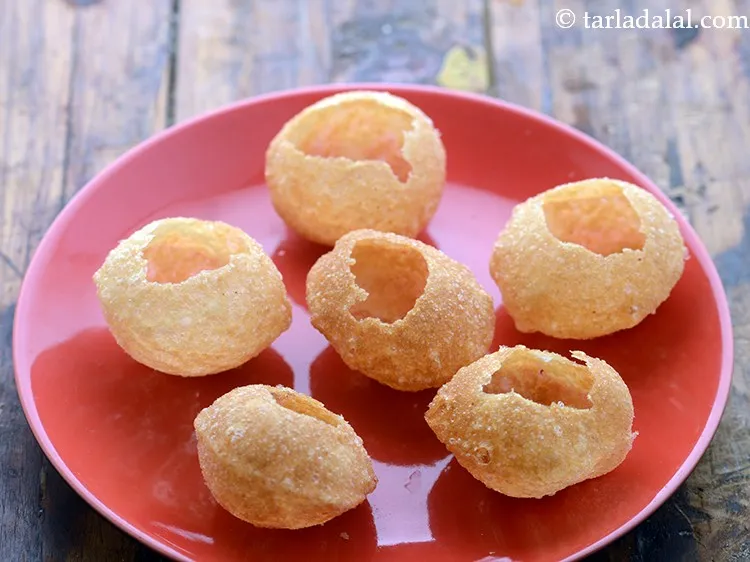 Step 3 – Arrange 6 such puris in a plate.
