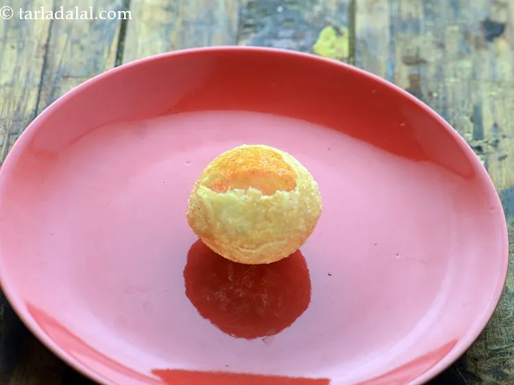 Step 2 – To make&nbsp;<strong>dahi batata puri recipe | Mumbai roadstyle dahi puri | dahi puri chaat |</strong>&nbsp;cracke …