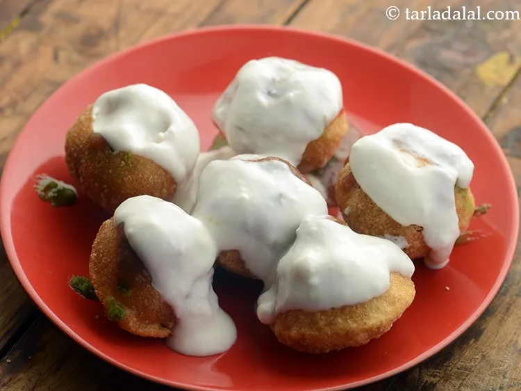 Step 7 – Top it with 2 tbsp of whisked curd.&nbsp;