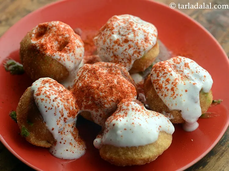 Step 8 – Sprinkle red chilli powder, cumin powder and black salt evenly over <strong>dahi batata puri</strong>.