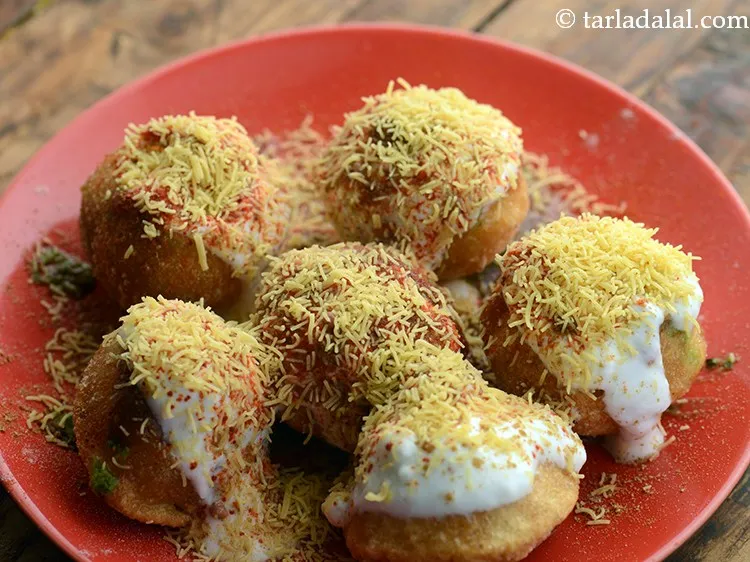 Step 9 – Finally, sprinkle 2 tbsp of nylon sev over each&nbsp;<strong>dahi batata puri recipe | Mumbai roadstyle …
