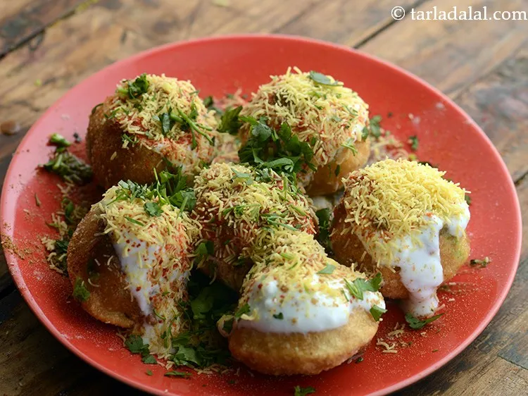 Step 10 – Garnish <strong>dahi batata puri </strong>with coriander.&nbsp;