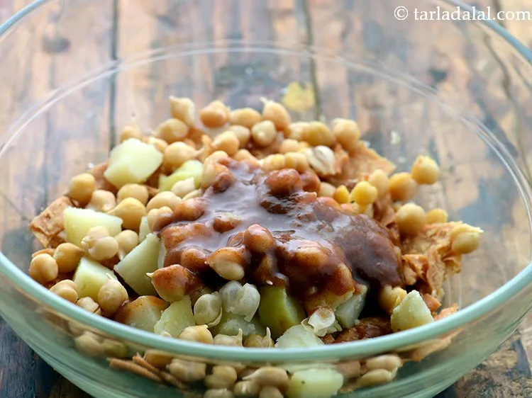 Step 6 – Add meetha chutney.&nbsp;