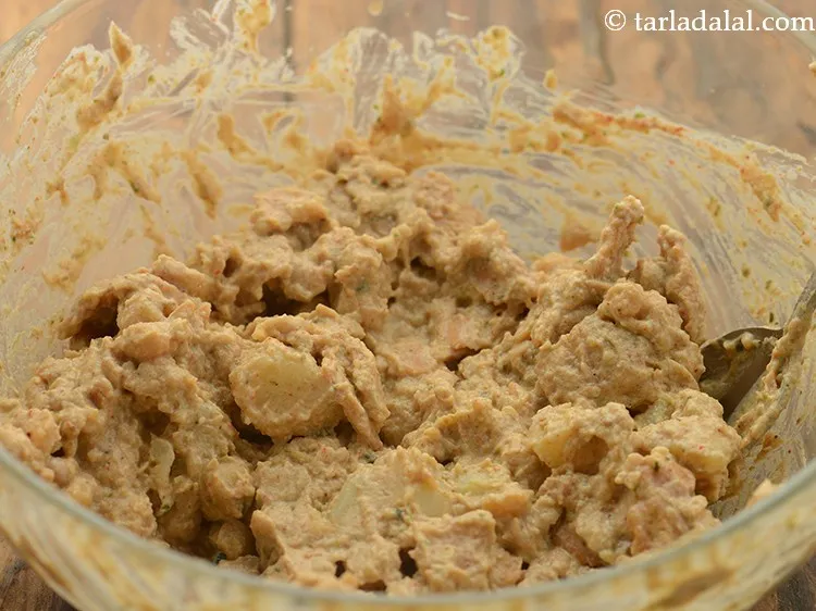 Step 12 – Mix&nbsp;<strong>dahi bhel recipe&nbsp;| dahi papdi bhel | &nbsp;papdi potato bhel |</strong>&nbsp;well.