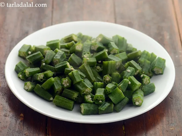 स्टेप 3 – भिंडी को एक तरफ रख दें। इस स्तर पर भिंडी …