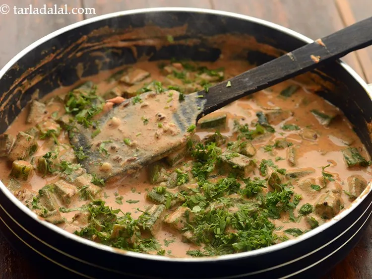 स्टेप 20 – धनिया से <strong>दही भिन्डी</strong>। <strong>हेल्दी दही भिंडी</strong> | <strong>राजस्थानी दही …