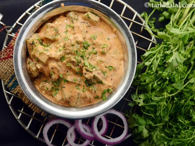 स्टेप 21 – चपाती या <a href=""https://www.tarladalal.com/Roti-(-How-To-Make-Soft-Roti-Or-Phulka-Or-Chapati)-hindi-38565r"" target=""_blank""><strong>रोटी</strong></a> के साथ <strong>दही भिंडी रेसिपी</strong> …