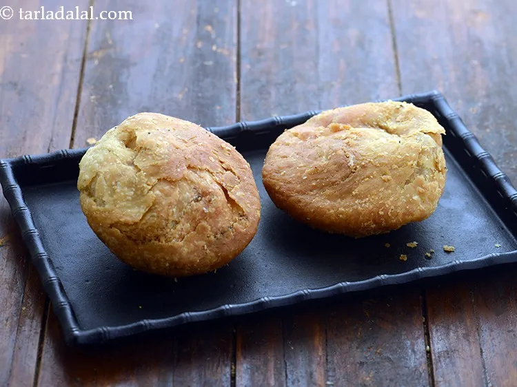 Step 42 – To assemble&nbsp;<strong>dahi kachori |&nbsp;</strong><strong>khasta kachori chaat |&nbsp;moong dal raj kachori chaat&nbsp;|</strong>&nbsp;place 2 kachoris on a …