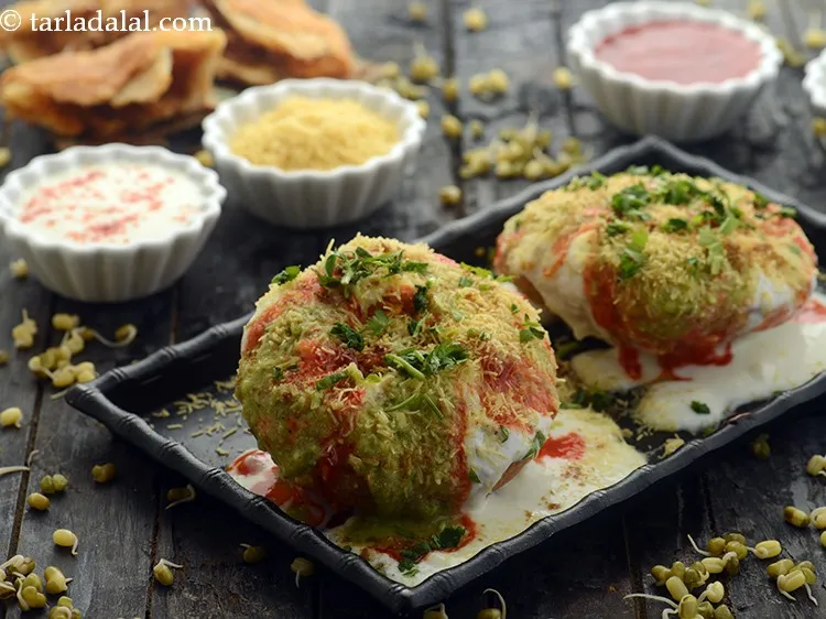 Step 52 – Serve&nbsp;<strong>dahi kachori |&nbsp;</strong><strong>khasta kachori chaat |&nbsp;moong dal raj kachori chaat&nbsp;|</strong>&nbsp;immediately.