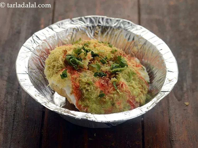 Step 55 – This is how the&nbsp;<strong>Mumbai roadside dahi kachori recipe&nbsp;</strong>&nbsp;is served on the streets of Mumbai, fresh …