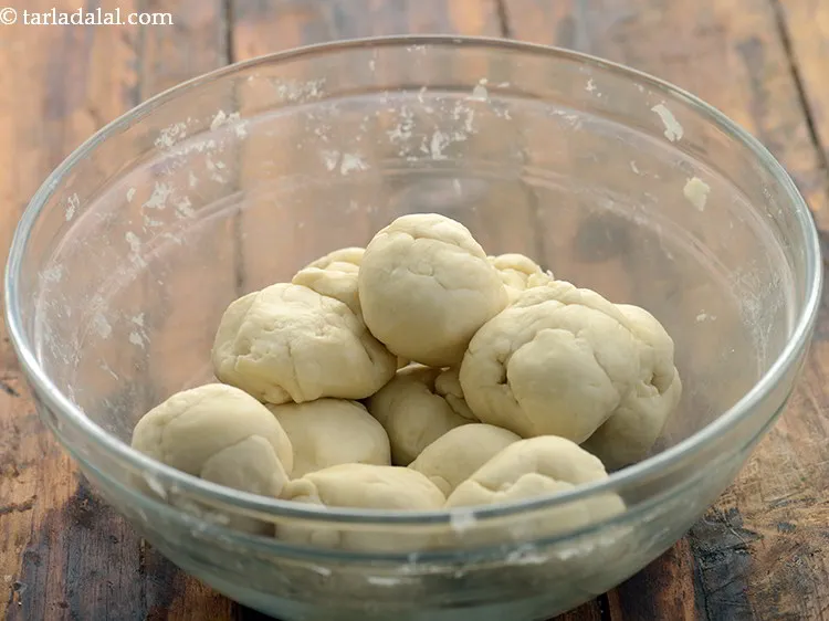 Step 28 – To make&nbsp;<strong>dahi kachori |&nbsp;</strong><strong>khasta kachori chaat |&nbsp;moong dal raj kachori chaat&nbsp;|</strong><strong>&nbsp;</strong>divide the dough into 12 …