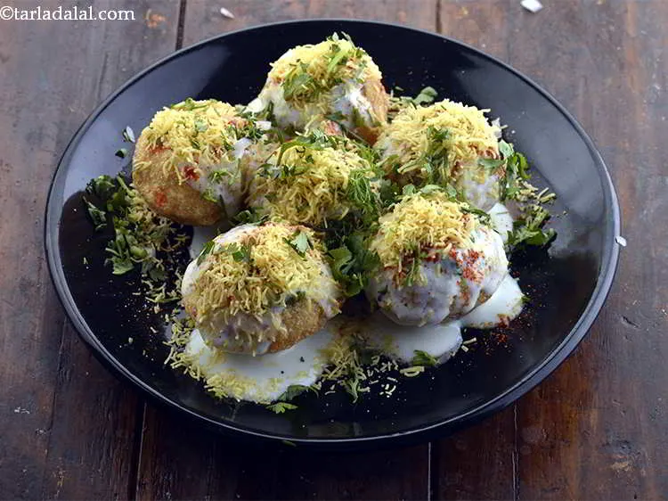 Step 21 – Garnish the&nbsp;<strong>Dahi Puri&nbsp;</strong>with fresh coriander leaves, about 2 tsp.