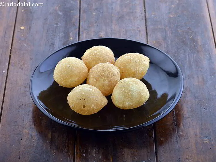 Step 9 – Arrange 6 <em>puris</em> on a serving plate. This is usually one serving size for Dahi …