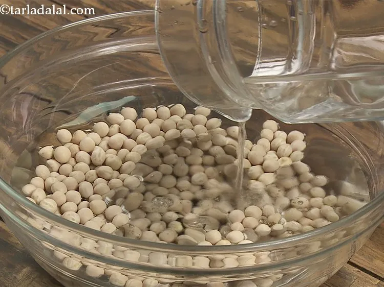 Step 2 – To make the ragda for <strong>Dahi ragda chaat</strong>, clean and pick the safed vatana. Rinse …