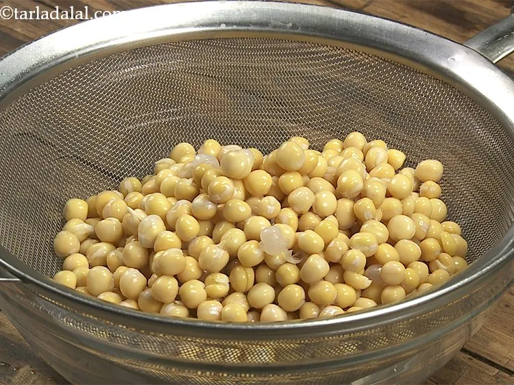 Step 5 – For preparing the ragda, drain the soaked vatana using a strainer.