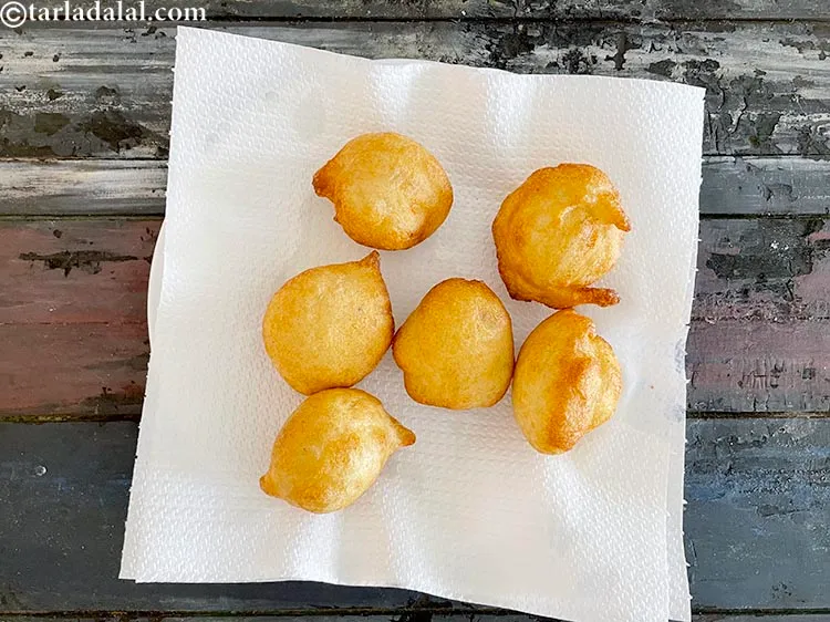 Step 24 – Drain all the 6 vadas on absorbent paper. Keep aside.