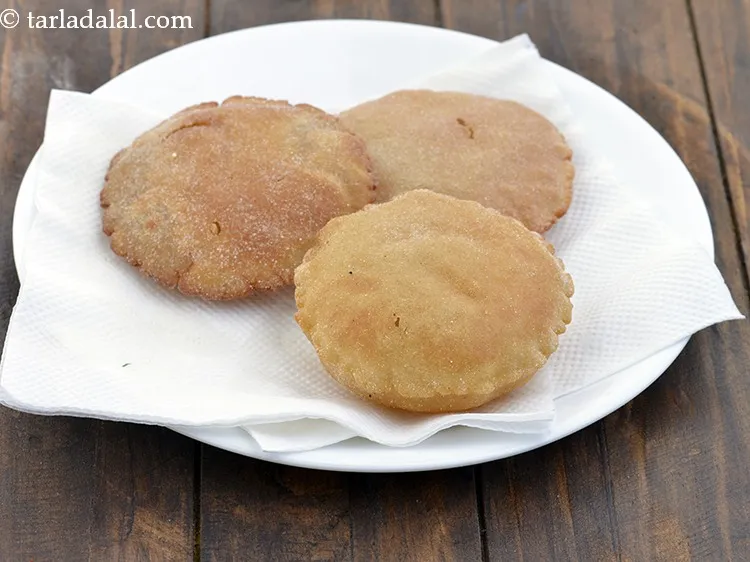 स्टेप 31 – गरम तेल में एक बार में 1 से 2 पूरियां …