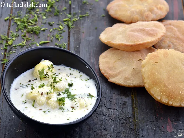 स्टेप 32 – <strong>दहीवाले आलू की सब्जी को राजगिरा पूरी के साथ परोसिये …