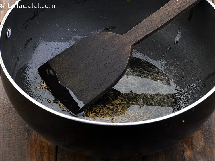 स्टेप 9 – मध्यम आँच पर 30 सेकंड के लिए भूनें।