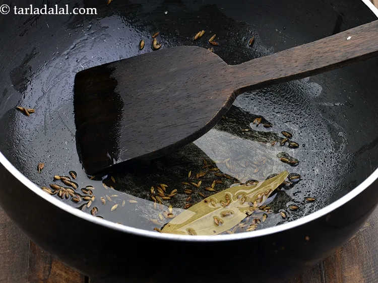 स्टेप 13 – मध्यम आँच पर 1 मिनट के लिए भूनें।