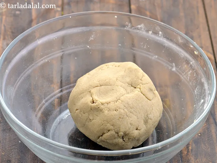 स्टेप 27 – अच्छी तरह मिला लें और आधा सख्त आटा गूंथ लें।