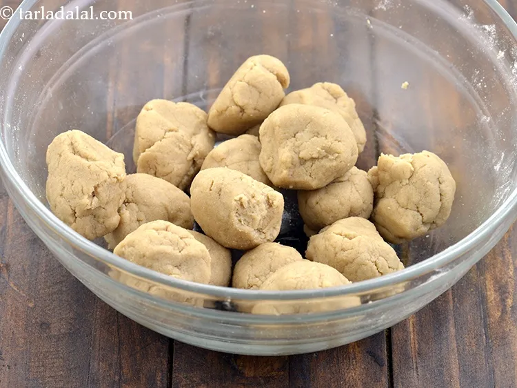 स्टेप 28 – आटे को 15 बराबर भागों में बाँट लें।