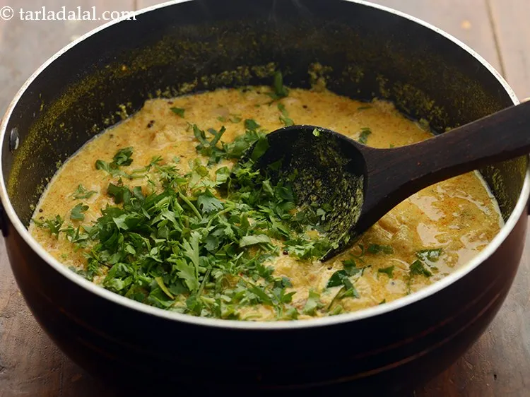 स्टेप 14 – धनिया डालें और मध्यम आंच पर २ मिनट के लिए …