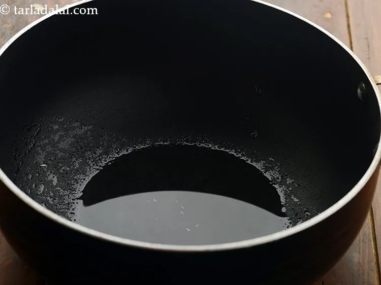 स्टेप 4 – <strong>दहीवाली रोटी</strong> तैयार करने के लिए, एक गहरे नॉन-स्टिक पैन …