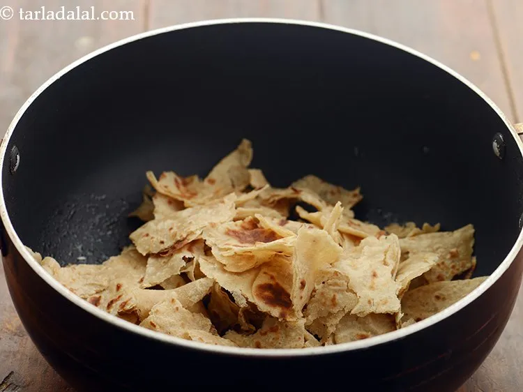 स्टेप 16 – चपाती के टुकड़े बहुत छोटे नहीं होने चाहिए, नहीं तो …