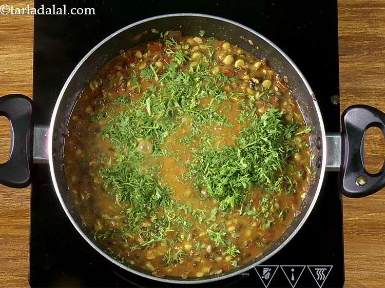 Step 25 – Serve the&nbsp;<strong>dal Amritsari recipe | Punjabi Amritsari dal |&nbsp;langarwali dal |</strong>&nbsp;hot garnished with coriander.