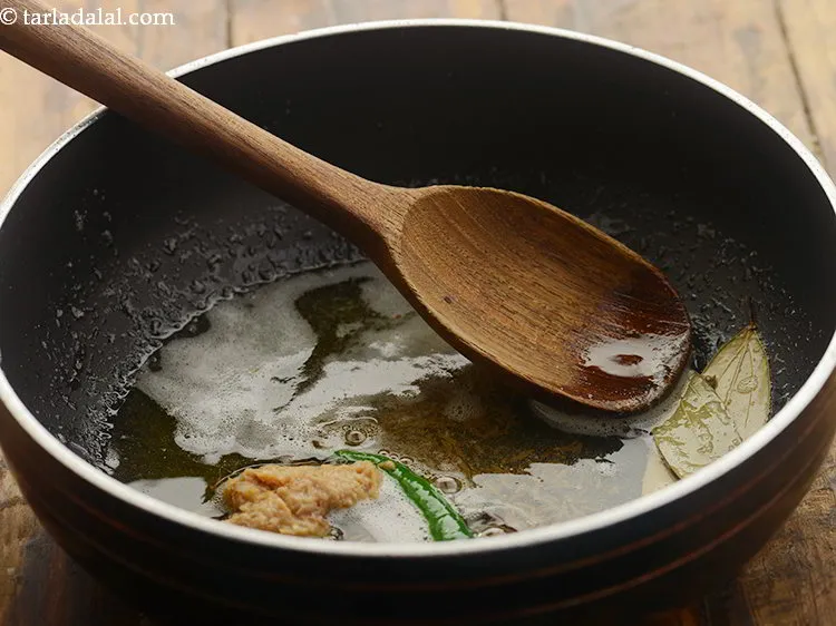 स्टेप 39 – जब बीज चटक जाए तो लहसुन का पेस्ट डालें।