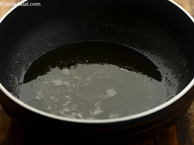 स्टेप 33 – <strong>दाल बाटी चूरमा</strong> के लिए दाल को तड़का लगाने के …