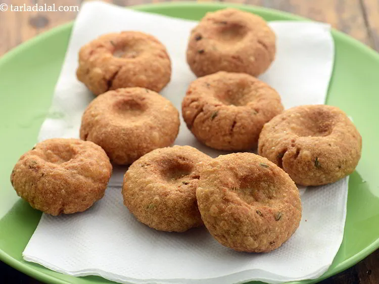 स्टेप 68 – तेल सोखने वाले कागज़ पर बाटी को निकालकर एक तरफ …