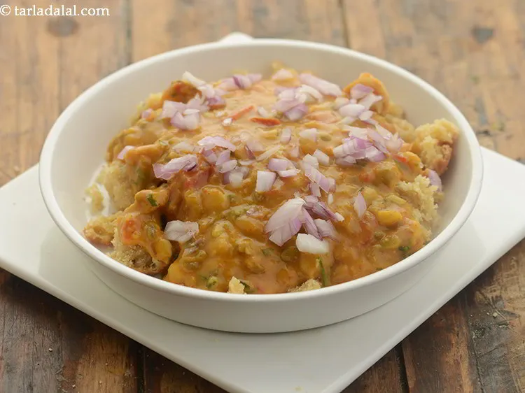 स्टेप 75 – २ टेबल-स्पून प्याज छिड़कें।