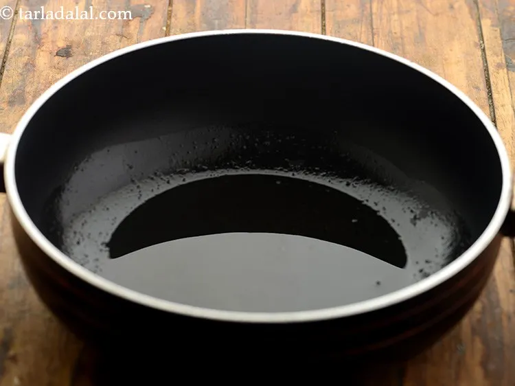 स्टेप 7 – <strong>दाल बंजारा</strong> बनाने के लिए एक गहरे नॉन-स्टिक पैन में …