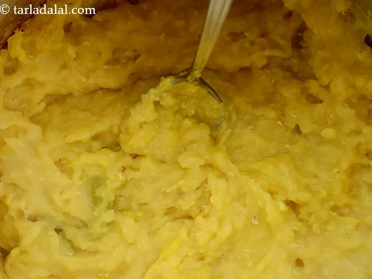 स्टेप 10 – दाल को एक बार हिलाए और फिर ह्विस्क या चमचे …