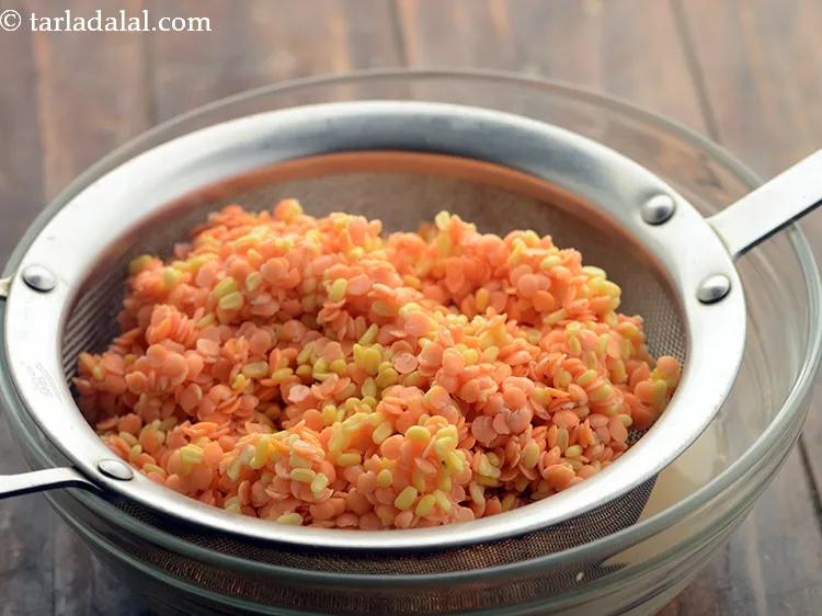 स्टेप 3 – २ घंटे के बाद, एक छलनी की मदद से उन्हें …