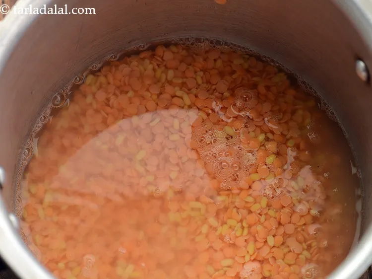 स्टेप 5 – २ १/२ कप ताजा पानी डालें।