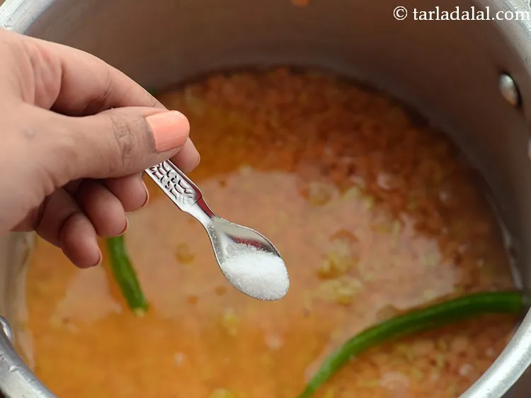 स्टेप 8 – लहसुन और नमक डालें। यदि आप जैन हैं, तो लेहसुन …