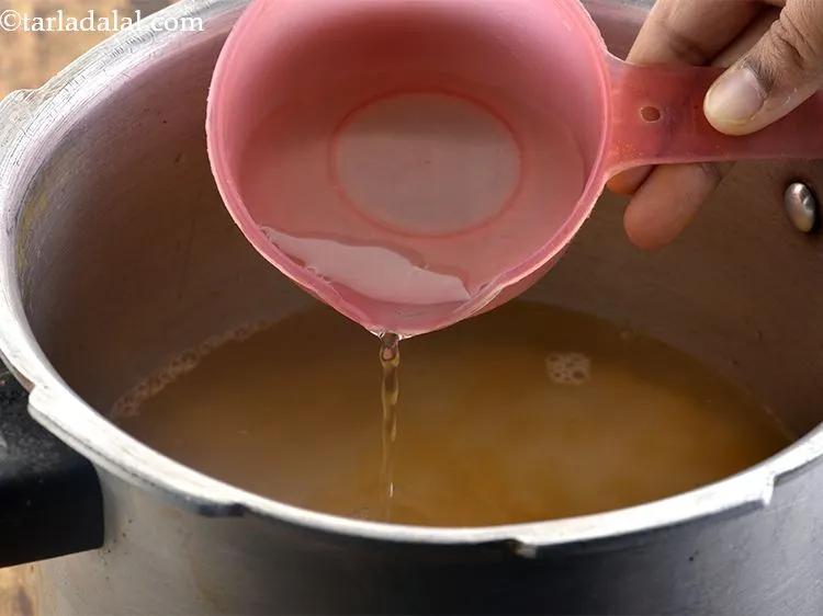 स्टेप 9 – अंत में प्रेशर कुकर में ५ कप पानी डालें और …