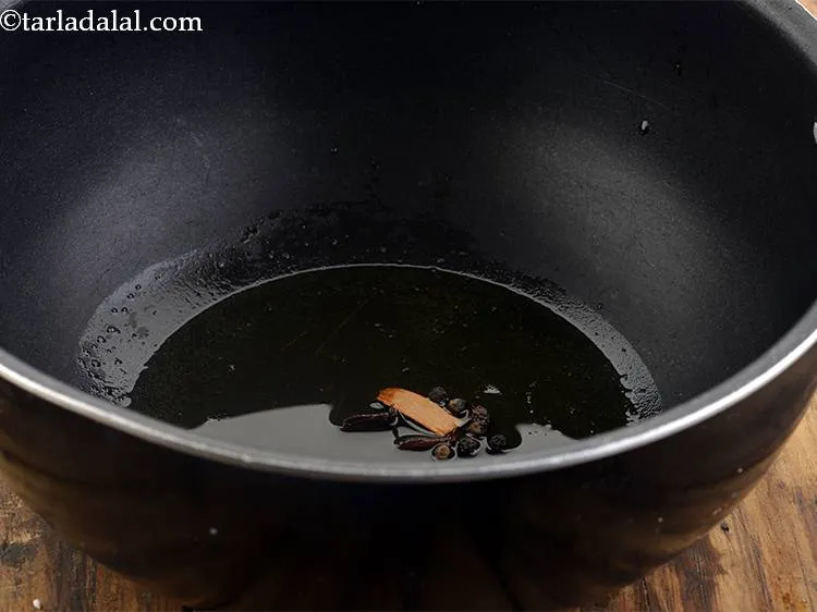 स्टेप 14 – इसके अलावा, हल्के तीखे स्वाद के लिए काली मिर्च डालें।