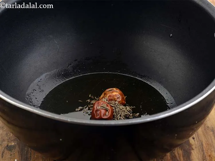 स्टेप 16 – अंत में जीरा डालें। ये सामान्य मसाले हैं जो दाल …
